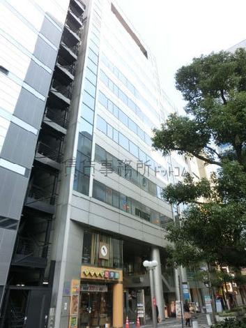 街路樹が点在します