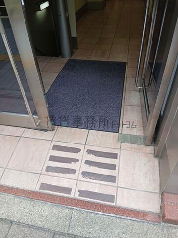 正面玄関前　段差