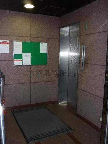 シンプルでコンパクトなエレベーターホール