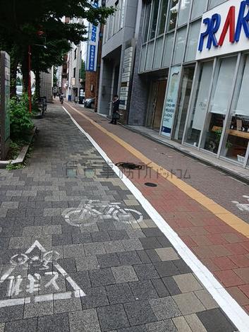 建物前の歩道