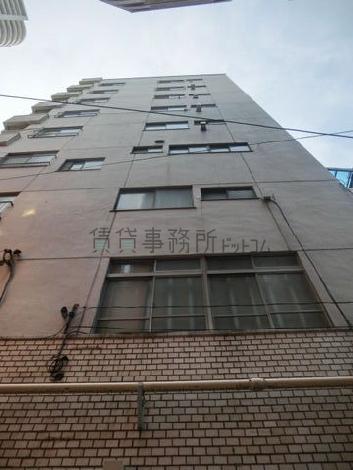 正面玄関前から見上げた様子
