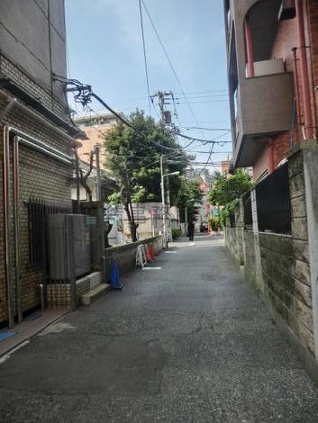 正面玄関前の道の様子