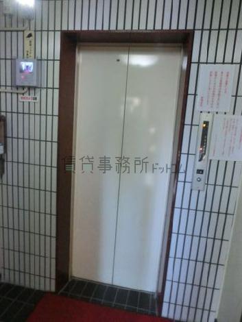 １機エレベーターがあります