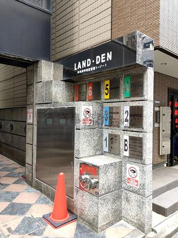 シックでカッコイイ入口です