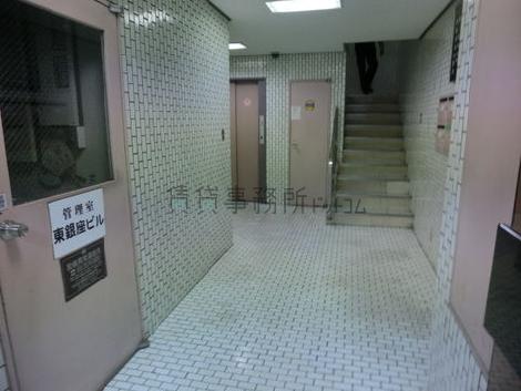 白のタイル張りの造りのエントランスです