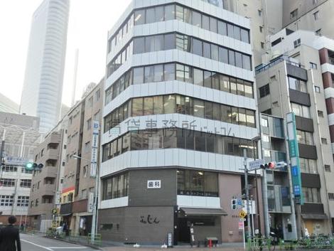2面採光のビルです