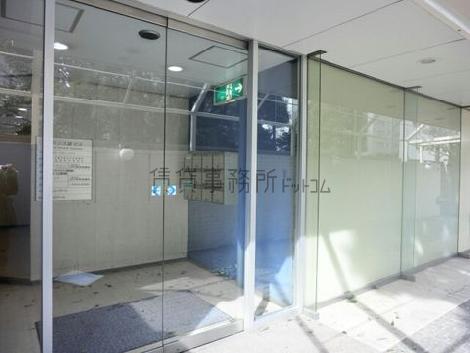 ガラスで構成された入口回り
