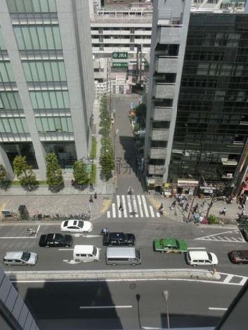 目の前を明治通りが走っています。日中は常に車及び人通りが多いです