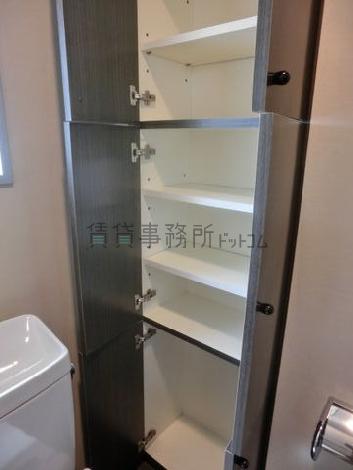 トイレ脇の収納スペース。壁面の反面が、天井から床までスペースを取っています