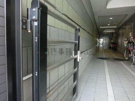 門扉越しに見ると通路の長さがより分かります