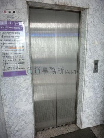 落ち着いた印象のエレベーター
