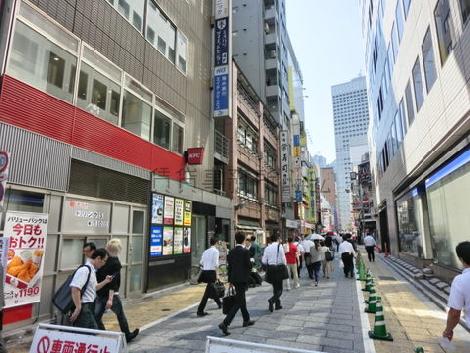 脇道も幅広な道路