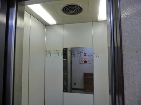 エレベーター内です