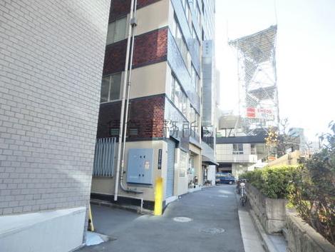 大通りに面した歩道エリア