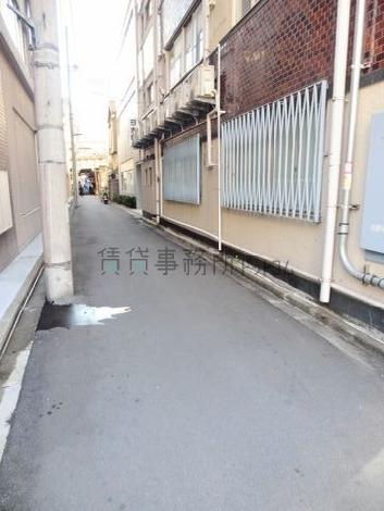 落ち着きの感じられる通り沿い