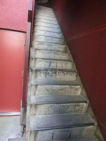 正面玄関わき階段