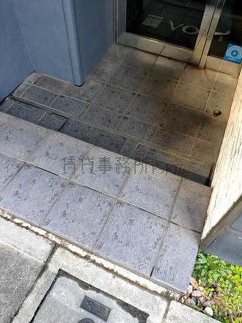 数段入口前に段差あり