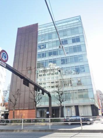 周囲には無いデザインのビルです
