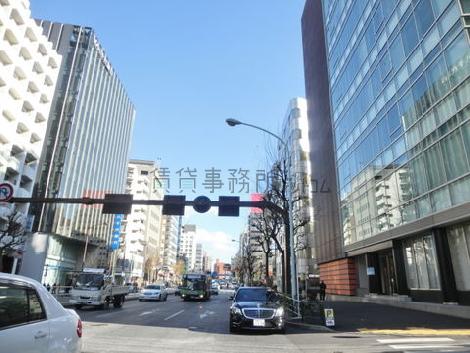 交通量の多い前面公道