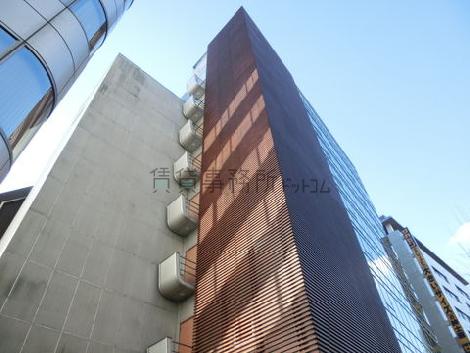 角地から見上げた外観