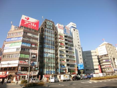 周辺は同じ高さのビルが建ち並びます