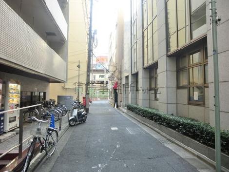 建物裏側は細い路地裏になっております
