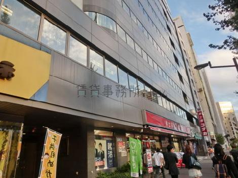 横に広く開放的な印象がございます
