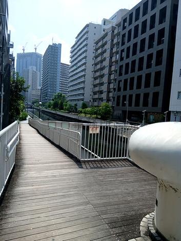 建物裏には川が流れてます