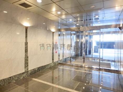外壁同様、エントランスも石張りです