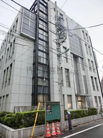 建物正面左側から