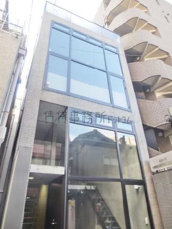 ガラス面の多い綺麗な外観
