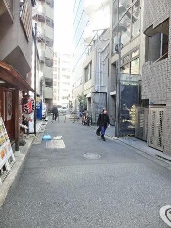 永代通りへ連絡する公道です