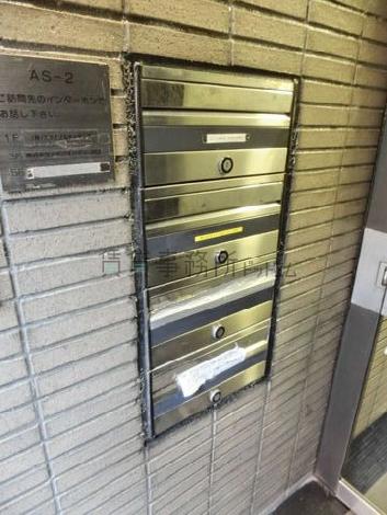 玄関内に配されたポスト