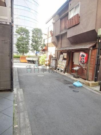 路地通りに面した玄関前