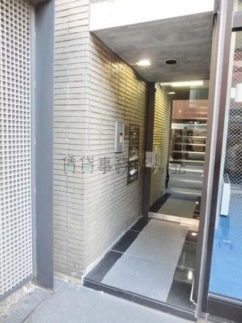 スタイリッシュな造りの玄関口