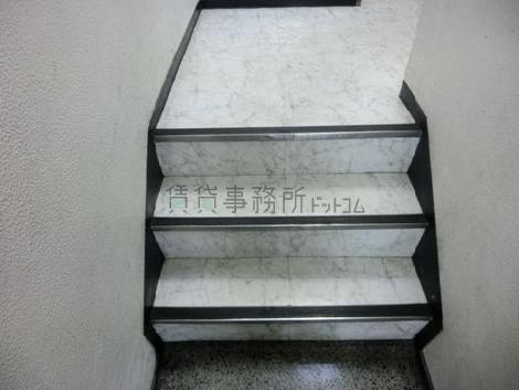 エレベーターの手前には段差が３段あります