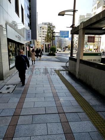 ビル前の歩道