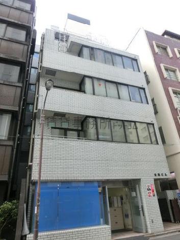 低層のオフィスビルです
