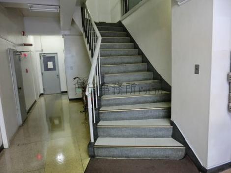 階段には手摺が施されてます