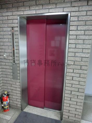 赤いエレベーター扉が印象的です