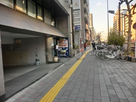 広く取られた歩道、混み合う事はまずないでしょう