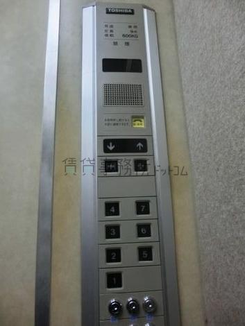 エレベーター内の操作パネル