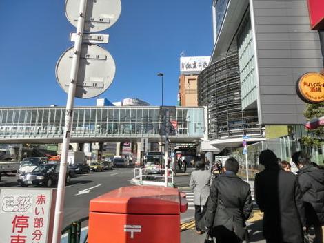 右手には渋谷ヒカリエです