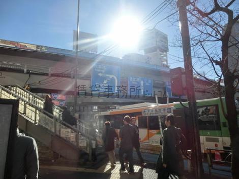 目の前は歩道橋です