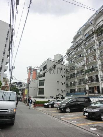 行き来する人の多い通り