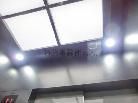 エレベーター内の天井照明