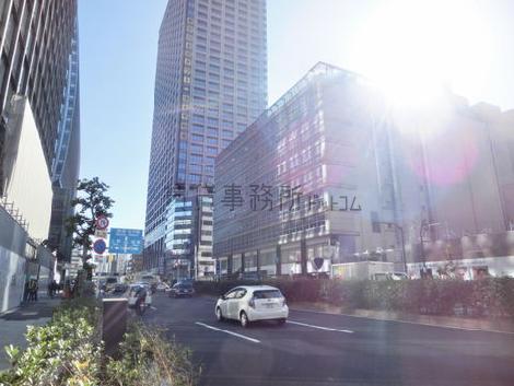 茅場町駅へ連絡する通り