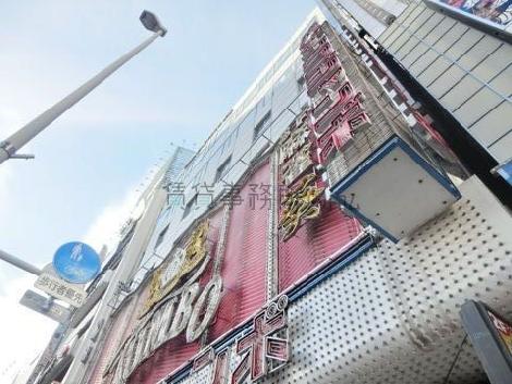 玄関前から見上げた外観