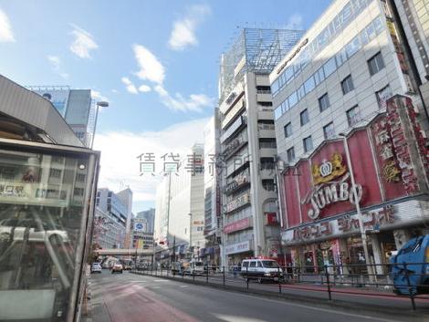 交通量の多い駅前通り