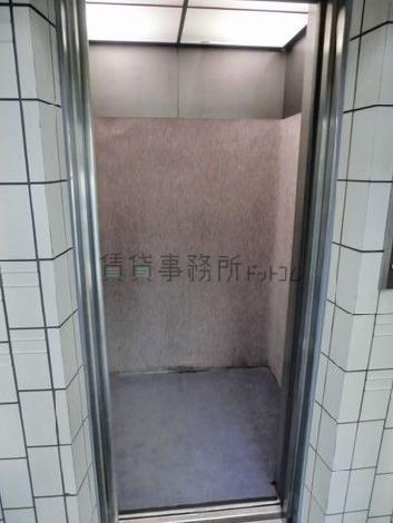 ９人乗りのエレベーター